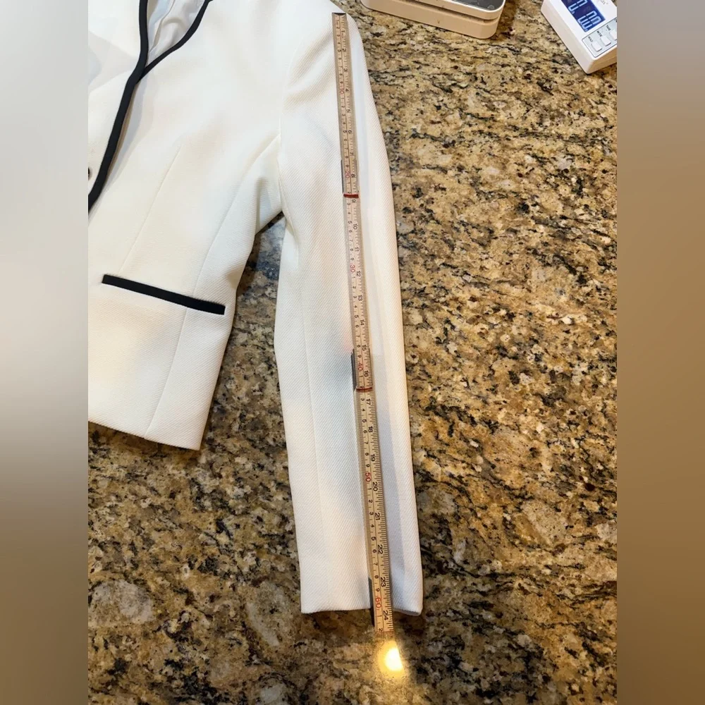 Calvin Klein women’s white 2 button long sleeve blazer black trim sz 4. No flaws - Picture 7 of 7